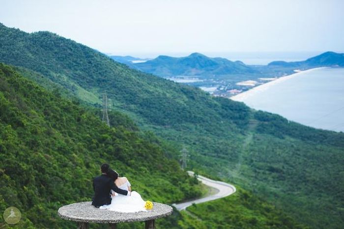  Cặp đôi này đã đầu tư chụp bộ ảnh cưới công phu tại đèo Hải Vân, Hội An và biển Đà Nẵng. 