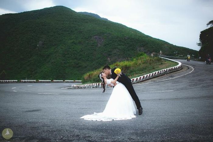 Nụ hôn tại con dốc trên quãng đường lên đỉnh đèo Hải Vân.