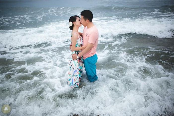 Bộ ảnh cưới còn được cặp đôi này thực hiện tại bãi biển Đà Nẵng - cũng là địa danh dã gắn bó với tình yêu của họ.