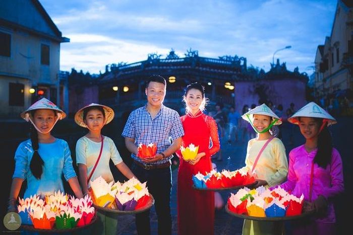 Cô dâu - chú rể theo phong cách truyền thống tại phố cổ Hội An.