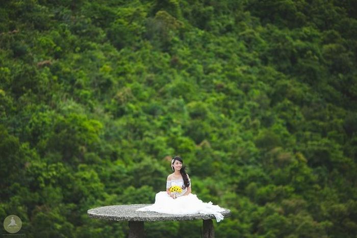 Nhiếp ảnh gia cho biết, để thực hiện bộ ảnh này, ê-kip đã rất vất vả khi phải leo lên tận đỉnh Hải Vân để chụp: “Vì các góc đều chụp trên cao mọi người phải dùng thang. Mọi người đều phải leo trèo hết sức cẩn thận" – Le Petit Prince nhấn mạnh. 