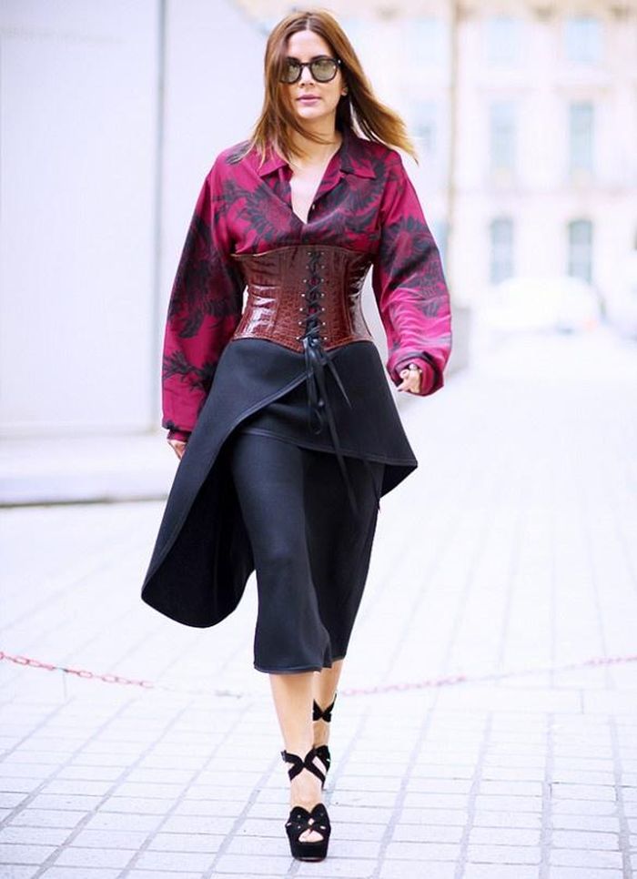 Thắt lưng kiểu corset thích hợp với những mẫu sơ mi lụa. 