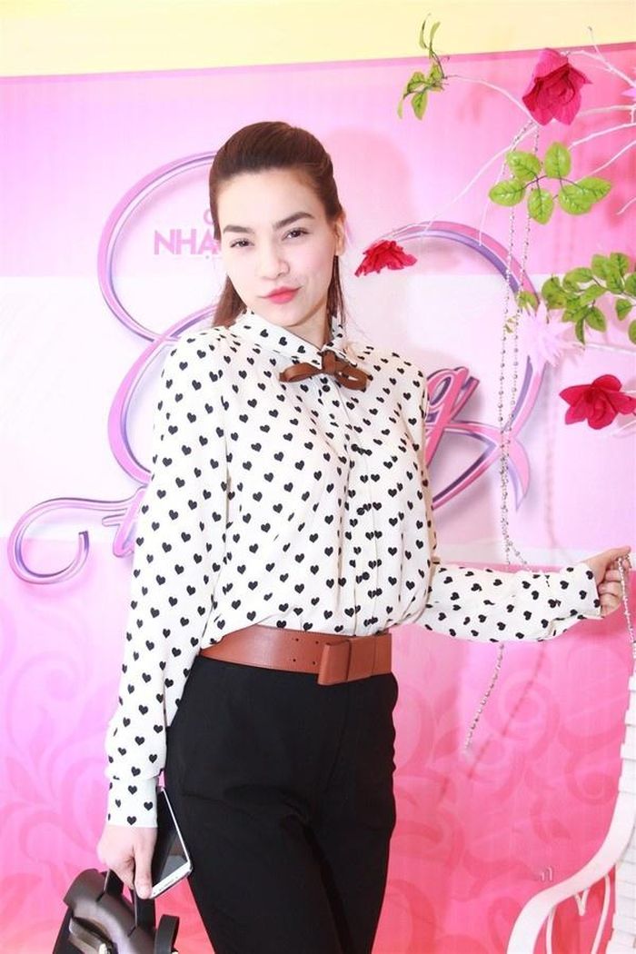 Thắt lưng bản lớn mix khéo léo cùng sơ mi họa tiết và quần âu giúp tăng điểm nhấn cho trang phục. 