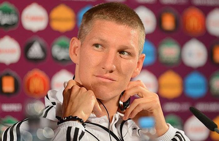 Bastian Schweinsteiger lịch lãm với chiếc vòng tương tự.