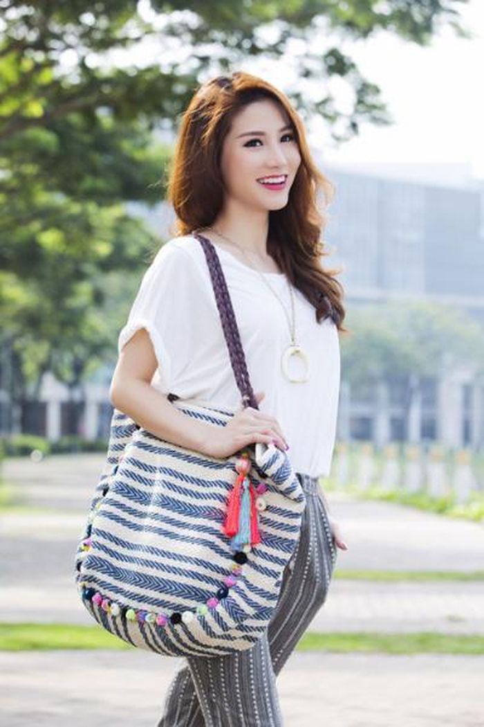 Khi đi dạo phố, cô thích trang phục thoải mái, năng động, đậm chất teen.