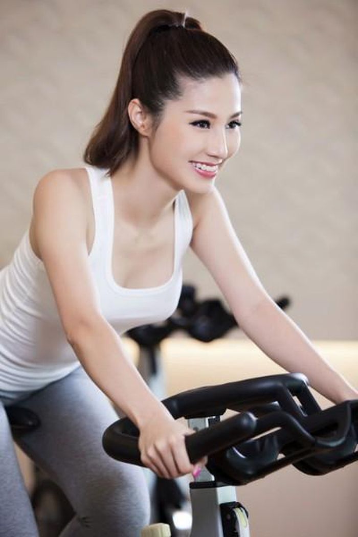 Mái tóc chắc khỏe của Diễm My biến hóa đa dạng khi xõa dịu dàng lúc buộc cao năng động.