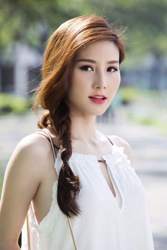Sở hữu mái tóc bóng khỏe, tràn đầy sức sống, Diễm My không ngại tạo nhiều kiểu cho tóc.