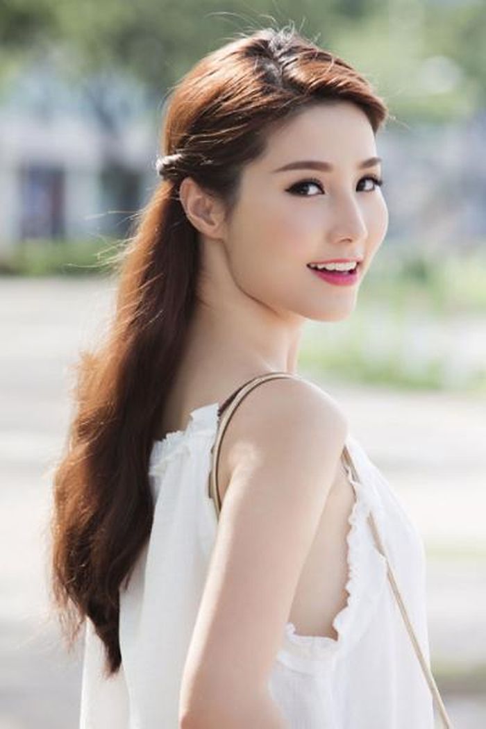 Để có thể tự tin khoe tóc đẹp dưới nắng và tham gia vào những hoạt động sôi nổi trong mùa hè, Diễm My dùng Pantene chăm sóc tóc hư tổn.