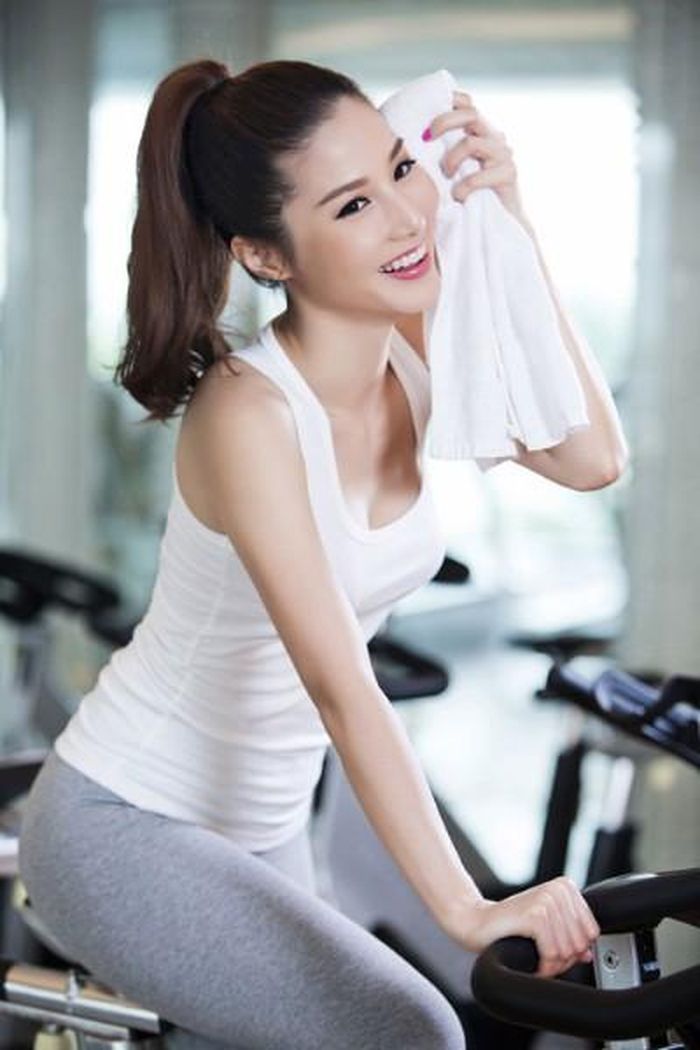 Để có thân hình chuẩn, mỗi ngày nàng diễn viên sinh năm 1991 tập gym rất đều đặn. Trong tương lai, cô có ý định nhận những vai diễn hành động nên tranh thủ hè vận động và rèn luyện thể lực.
