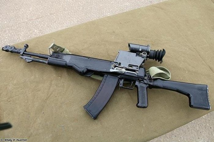 Tầm bắn hiệu quả của AN-94 tăng từ 20-30% so với gia đình AK-47, xác suất trúng mục tiêu hai viên đầu tiên ở cùng một điểm chạm tăng từ 50-70% so với AK-74.