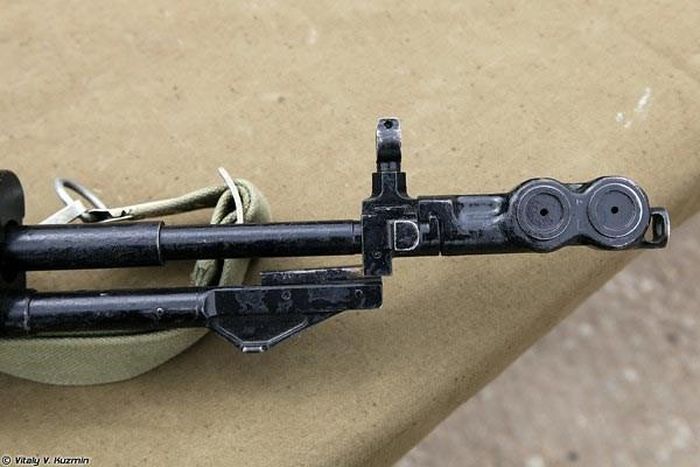 An-94 là sự kết hợp giữa nạp đạn bằng khí nén và trích khí, súng sử dụng hệ thống trích khí dài với bệ khóa nòng gắn khóa nòng xoay. Tuy nhiên, nòng súng, ống trích khí và khóa nòng lại là một khối thống nhất. Khi bắn toàn bộ nòng súng, ống trích khí, khóa nòng sẽ chuyển động tới lui.