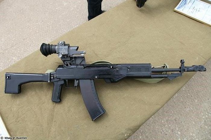 AN-94 mang trong mình nhiều thiết kế công nghệ mới, điều này khiến việc phân loại nguyên tắc hoạt động của súng trở nên rối rắm. Súng sử dụng hộp tiếp đạn 5,45x39mm cơ số 30 viên.