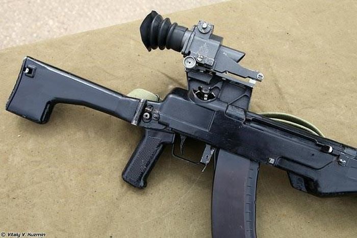 Điểm độc đáo của AN-94 là chế độ khai hỏa tức thì trong chế độ bắn điểm xạ 2 viên. Ở chế độ bắn này viên đạn mới được nạp vào sẽ khai hỏa ngay lập tức mà không cần phải đợi toàn bộ khối nòng trở về vị trí cũ, tốc độ bắn trong chế độ này lên đến 1.800 viên/phút, khả năng này chưa có khẩu súng trường tiến công nào đạt được.