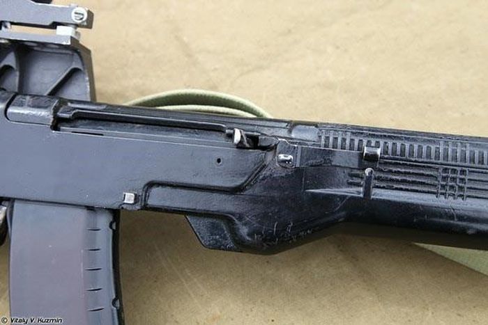 AN-94 có chế độ nạp đạn tự động đặc biệt kết hợp giữa áp lực khí nén và trích khí, hay còn được gọi là trích khí kết hợp lùi dài có chia xung giữ chậm thế hệ mới. Có thể gọi với thuật ngữ “lùi chia xung” cho phép phân bổ độ giật của súng giúp xạ thủ tối ưu độ chụm của đạn.