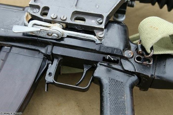 AN-94 sử dụng hệ thống thước ngắm cơ khí đầu ruồi dạng hở, có phết dạ quang để bắn đêm, thân súng có các mấu để gắn kính ngắm quang học hay điện tử khi cần thiết.
