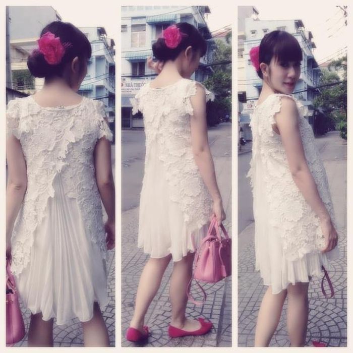 Chiếc váy bầu làm từ vải ren khiến bà xã của Lý Hải nữ tính và nhẹ nhàng hơn nhiều dù đã bước vào tháng 7-8 của thai kỳ. Mix cùng bộ đầm bầu chất voan ren là giày đế bệt và túi xách màu hồng nổi bật.