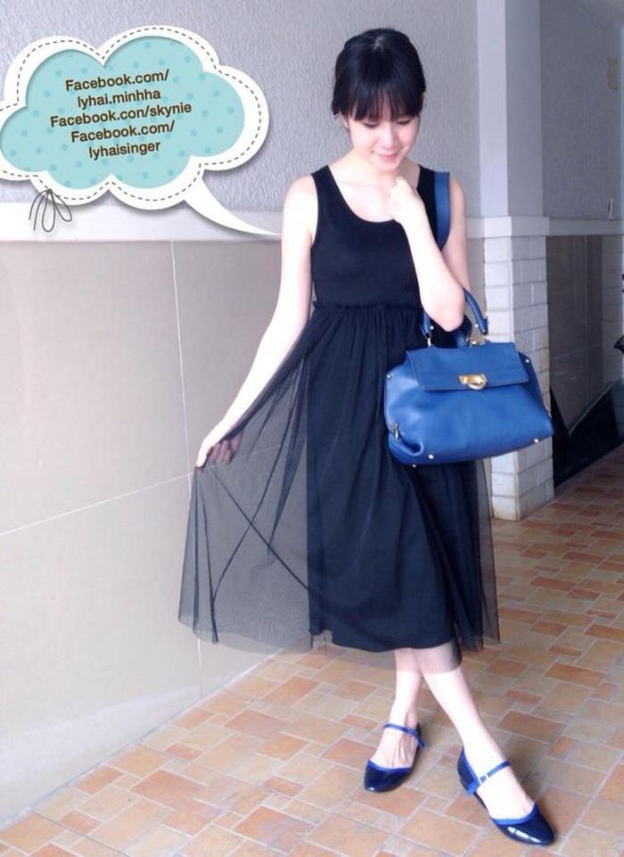 Trang phục tông xanh đậm, đồng màu cùng giày túi xách xanh da trời khá ăn nhập trên một tổng thể đã chứng tỏ gu thời trang tinh tế của người mặc.