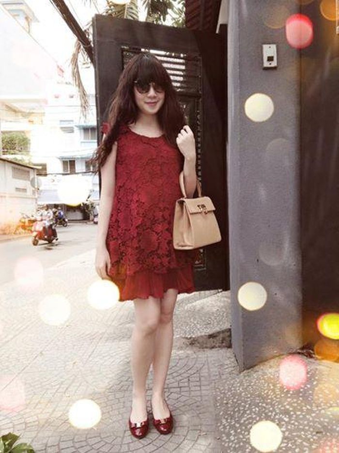 Bộ đầm có kiểu dáng và chất liệu tương tự được người đẹp phối hợp ton-sur-ton với giày màu đỏ đun. Khi mang bầu bé Cherry, Minh Hà chọn kiểu tóc dài và làm xoăn nhẹ khá nữ tính.