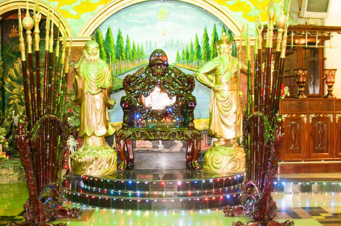  Phòng khách rộng mênh mông của căn biệt thự đặt nhiều đạc với nội thất chủ yếu bằng gỗ quý, chạm khắc tinh xảo. Các bức tượng hầu hết được dát vàng với dàn đèn chùm trang trí lộng lẫy. Mẹ của Ngọc Sơn cho biết, hầu hết các món đồ trang trí đều được nam ca sĩ sưu tầm trong nhiều lần đi nước ngoài.