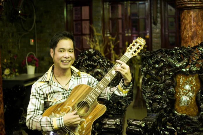  Khi trò chuyện, anh tiết lộ khá ít thông tin về cuộc sống hiện tại. Anh cho biết, chỉ muốn tập trung sáng tác và làm từ thiện. Ngoài ra, anh cũng rất ít nhận show đi hát bởi không muốn xuất hiện nhiều trước công chúng. 