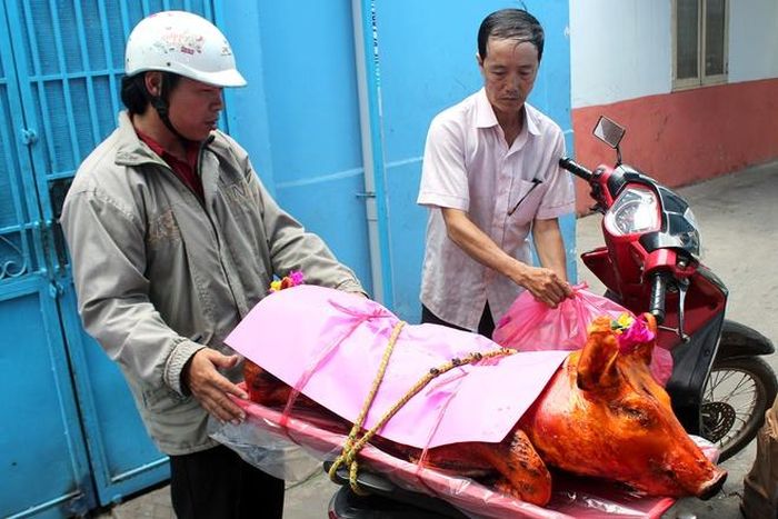 Vào những ngày này, các lò heo quay phải liên tục giao hàng khắp nơi trong thành phố. Nhiều khách hàng đến tận lò mua một lúc 2 - 3 con. 