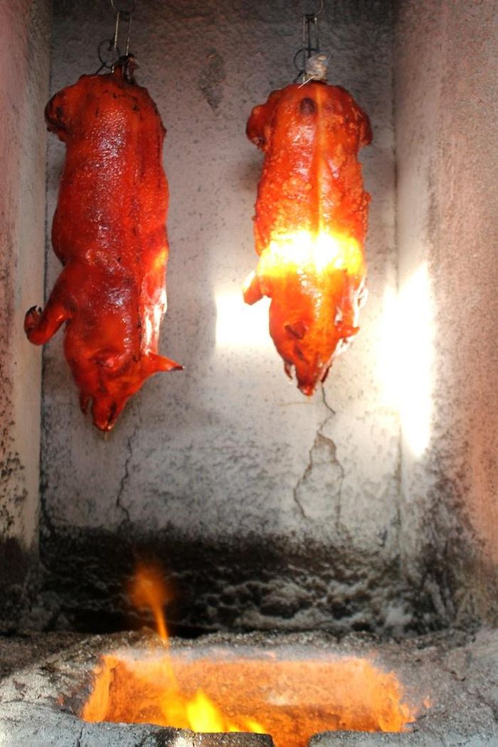 Heo được quay bằng lò than truyền thống trung bình hơn 1 tiếng nên người đứng lò phải có kinh nghiệm nhiều năm để thịt vừa chín lại có màu sắc đẹp.