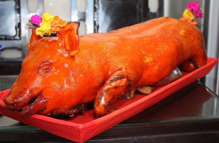 Có những khách hàng cầu kỳ còn tự tay đi chọn heo sống ở các trang trại và đem vào lò thuê quay với mức tiền công phải trả là 15.000 đồng/kg.