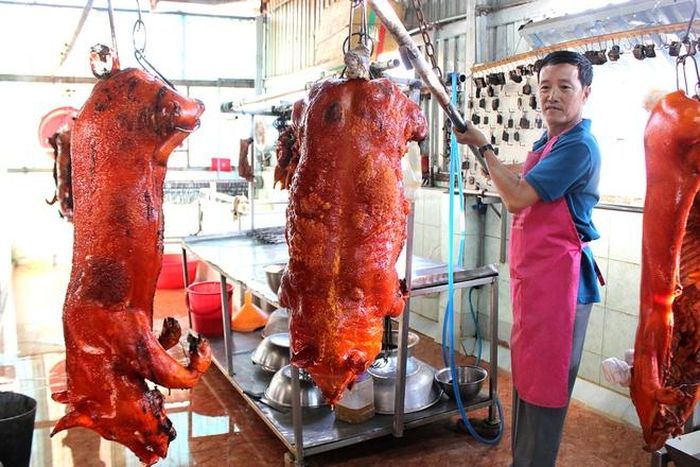 Anh Hiếu, một chủ lò heo quay trên đường Trần Quý Cáp, quận Bình Thạnh cho biết, chỉ riêng trong ngày 16/7 âm lịch, cơ sở anh đã xuất hơn 50 con heo quay. Anh Hiếu nói thêm, như mọi năm, từ nay đến cuối tháng 7 âm lịch, rất nhiều công ty, cửa hàng đặt heo để cúng, cơ sở phải làm ngày đêm để kịp giao hàng. Các điểm bán thịt heo quay với giá 200.000 - 240.000 đồng/kg cũng tăng số lượng heo gấp đôi ngày thường.