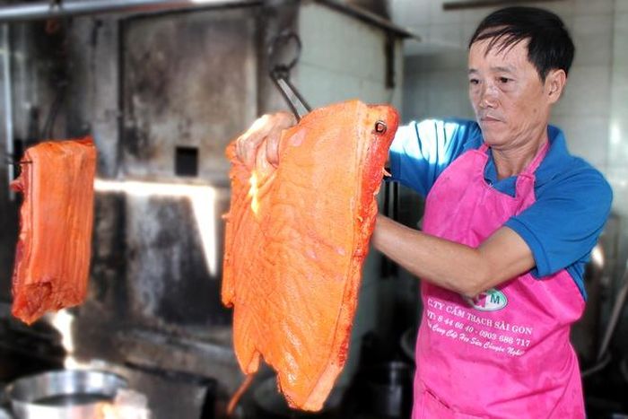 Theo lời anh Hiếu, thường chỉ có các công ty mới đặt hàng nguyên con. Còn khách lẻ thường chọn quay một miếng thịt. Thậm chí, nhiều người còn tự ướp gia vị cho vừa khẩu vị rồi mang đến lò đặt quay. 