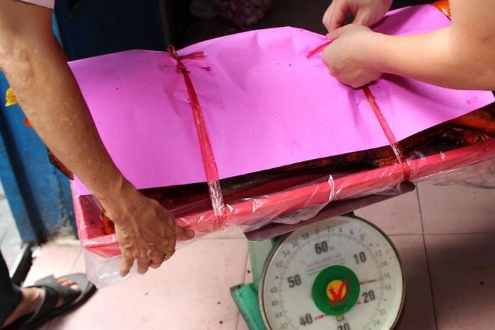 Heo quay thành phẩm được cân ký tính tiền.