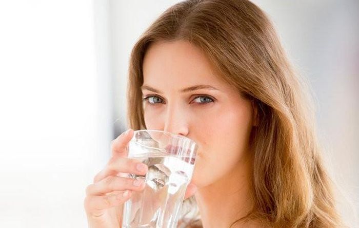 Nước. Các bà mẹ sau sinh được khuyên nên uống ít nhất 3-4 cốc nước lọc và hai cốc nước dừa mỗi ngày để bổ sung đủ lượng nước cho cơ thể và kích thích nhu động ruột.