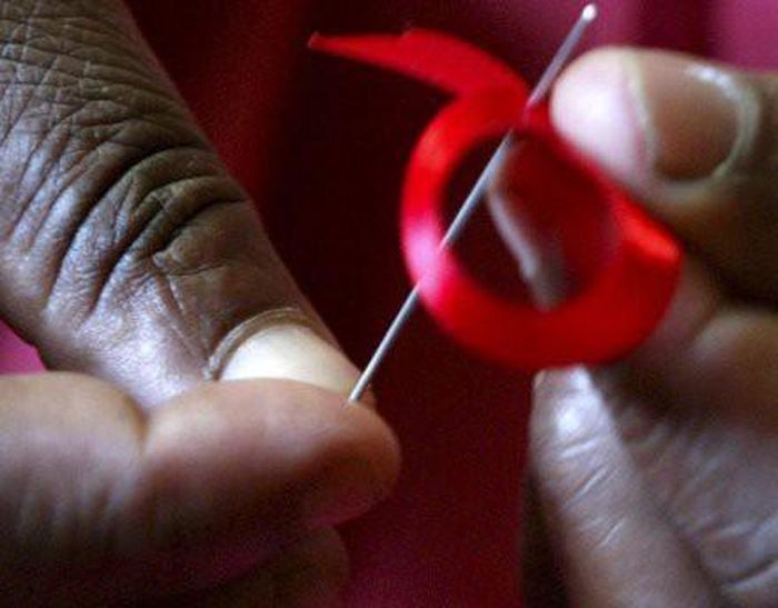 Đại dịch HIV/AIDS. Kể từ khi xuất hiện vào những năm 1970, HIV đã lây nhiễm sang 60 triệu người và khiến khoảng 30 triệu người tử vong. Hiện châu Phi là quốc gia có số người nhiễm HIV cao nhất thế giới, với 70% số người nhiễm HIV trên toàn thế giới tập trung tại châu lục này. Theo Ngân hàng thế giới, tăng trưởng kinh tế trên toàn châu Phi cũng bị kéo xuống từ 2-4% mỗi năm do đại dịch HIV/AIDS, khiến quốc gia này đã nghèo lại càng nghèo hơn.