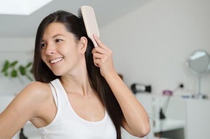  Các loại dầu gội phục hồi tóc chẻ. Tinh dầu hay dầu gội được quảng cáo để phục hồi tóc chẻ đều không có tác dụng. Cách tốt nhất để xử lý đám tóc chẻ là cắt chỗ bị chẻ. Những sản phẩm được cho là có tác dụng phục hồi tóc chẻ thực ra chỉ là mặt nạ giúp tóc mượt hơn. Đầu tiên, để ngăn ngừa tóc chẻ, bạn nên hạn chế sấy, là, ép, uốn tóc.