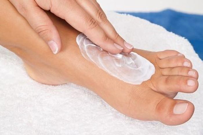  Kem dưỡng tay, chân. Ý kiến cho rằng mỗi bộ phận cơ thể cần một loại kem dưỡng riêng chỉ là chiêu quảng cáo của các nhà sản xuất mỹ phẩm. Tất nhiên cũng có một vài vùng cơ thể cần được chăm sóc đặc biệt hơn như mặt, mắt và tất nhiên phải có kem riêng cho những vùng này. Nhưng với vùng da tay và chân bạn chỉ cần bôi kem Vaseline mỗi tối là đủ để da của hai bộ phận này mềm, mượt.