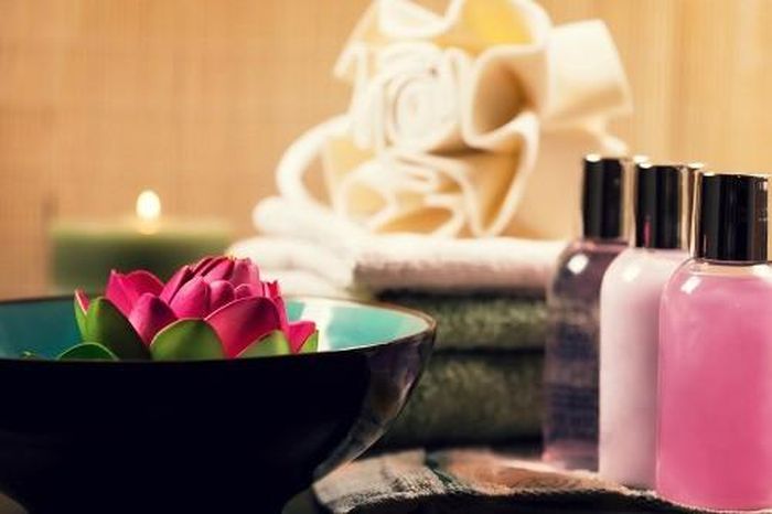  Kem tẩy da chết. Nhiều spa bán kem tẩy da chết thương hiệu nổi tiếng tới 50 USD/lọ. Nhưng bạn không cần phải bỏ ra ngần đó tiền để sắm một lọ kem tẩy da chết bởi thành phần của các loại kem này bạn có thể dễ dàng tìm thấy ngay trong bếp. Chỉ cần kỳ cọ cơ thể bằng một cái xơ mướp là bạn đã có thể tẩy hết những tế bào da chết và có làn da tươi sáng, khỏe khoắn hơn.