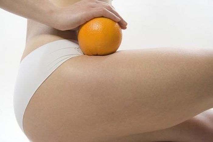  Kem ngăn ngừa chứng sần vỏ cam (cellulite). Nếu thực sự loại kem này có tác dụng thì đúng là kỳ diệu và trên bãi biển sẽ toàn những tấm thân nõn nà chứ không có ai bị làn da sần sùi cả. Thực tế, kem ngừa cellulite không có tác dụng nên thay vì tốn tiền cho sản phẩm này thì ăn uống lành mạnh, tập luyện và massage là ba cách duy nhất giảm thiểu nguy cơ sần vỏ cam.