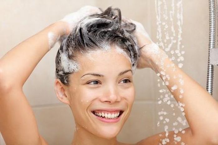  Dầu gội đầu trị gầu. Sản phẩm này thường làm da đầu khô hơn và khiến cho tình trạng gầu của bạn tồi tệ hơn sau một thời gian sử dụng.