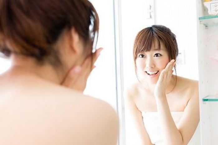  Nước hoa hồng. Sản phẩm này được thiết kế để làm sạch hoàn toàn mặt sau bước rửa mặt bằng sửa rửa mặt. Nhưng đa số các loại sữa rửa mặt hiện nay đều rửa rất sạch mặt và không để lại bất cứ vết bẩn nào nữa nên nếu dùng nước hoa hồng sau khi rửa mặt bạn sẽ chỉ làm da mặt mình khô thêm. Nếu thực sự cần nước hoa hồng để loại bỏ những thứ còn lại sau khi trang điểm quá kỹ và sợ rửa mặt không sạch, chỉ cần dùng vài giọt nước chanh hoặc giấm táo thấm vào miếng bông rồi lau là đủ.