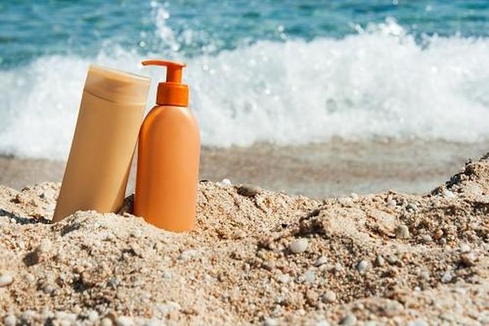  Kem chống nắng có chỉ số SPF cao. Nhiều loại kem chống nắng hiện nay có chỉ số chống nắng SPF 100, nhưng không có nghĩa là chỉ số chống nắng càng cao thì càng ngăn được nhiều tia UV có hại. Kem chống nắng chỉ số SPF 30 đã có thể ngăn ngừa 97% tia UV và chỉ số SPF cao hơn sẽ không thêm tác dụng chống nắng là mấy. Không những thế, dùng kem chống nắng có chỉ số SPF cao sẽ làm cơ thể bạn không hấp thụ được tia UVB, rất cần thiết cho cơ thể sản xuất vitamin D.