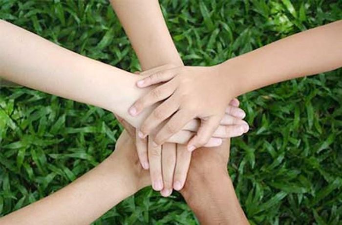 Về bạn bè: Người sinh vào ngày 18/8 thường rất dễ kết bạn và cực hợp với những bạn sinh vào tháng 1 và tháng 11. Họ sẽ là những người bạn tuyệt vời. Còn những người sinh vào tháng 2 và tháng 4 có thể không hiểu được bạn, thậm chí làm bạn tổn thương trong cuộc sống. 