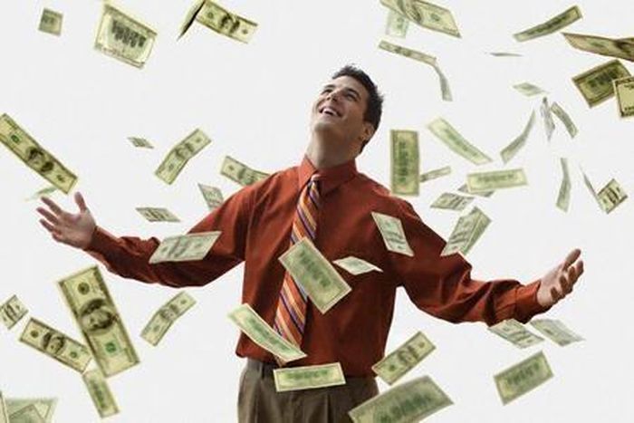 Về tài chính: Những người sinh ngày 18/8 thường có đường tài chính khá sáng sủa. Bạn biết cách kiếm tiền và quản lý chi tiêu. Mặc dù khi bắt đầu sự nghiệp kinh doanh cá nhân gặp một số khó khăn về tài chính nhưng bạn vẫn nỗ lực vươn lên. Nhờ vậy, bạn nhanh chóng vượt qua các cửa ải khó khăn ban đầu và gặt hái được thành công đáng kể về sau. 