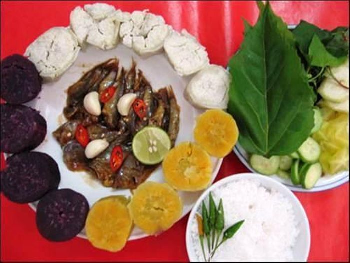 Bình thường, người ta chỉ ăn khoai lang luộc không nhưng người dân miền Nam lại sáng tạo ra món khoai luộc chấm với mắm sống rất tuyệt vời 
