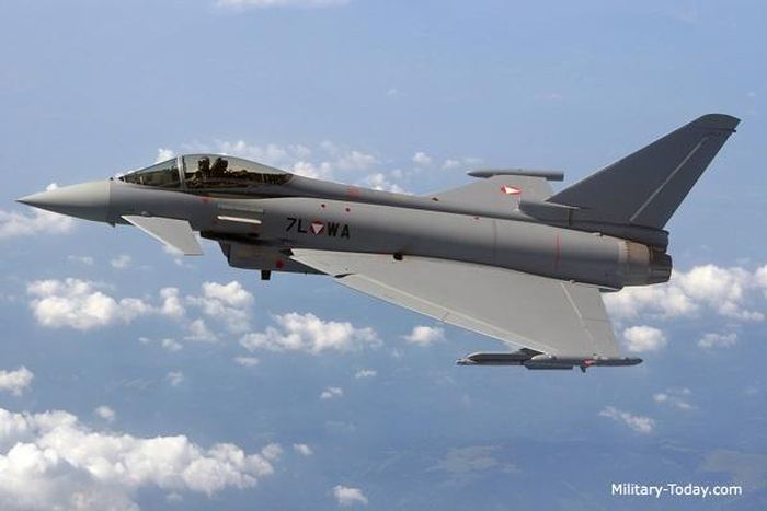 Eurofighter Typhoon là tiêm kích đa năng thế hệ 4 nổi tiếng do tập đoàn Eurofighter (gồm Tập đoàn EADS của Đức – Tây Ban Nha, BAE System của Anh và Aleni Aeronautica của Italy) phát triển với các tính năng như sự nhanh nhẹn, khả năng thao diễn, tàng hình và hệ thống điện tử hiện đại. Nó có thể tấn công tiêu diệt mọi mục tiêu trên không, trên đất liền và trên biển bằng tên lửa, bom có độ chính xác cao.