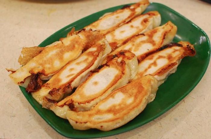  Để làm nên món này, các đầu bếp tận dụng lớp bột mì mềm mại bọc lấy phần nhân gồm những lát gừng thái nhỏ trộn với hành tây, thịt và một số gia vị khác. Bánh bao nhân thịt bò Nam Kinh không hấp mà được chiên vàng ươm, giòn tan bên ngoài song vẫn giữ được sự mềm mại bên trong. Món ăn tuyệt ngon khi được thưởng thức lúc nóng hổi.