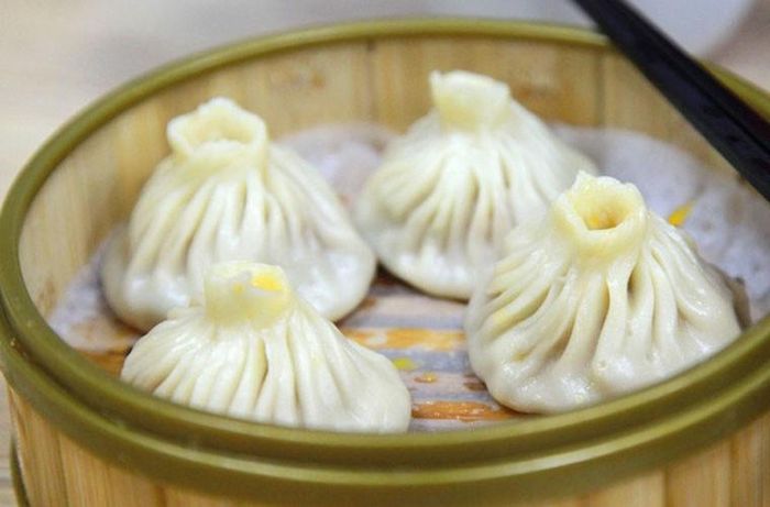 Bánh hấp. Khác với các loại bánh hấp khác, bánh hấp Nam Kinh có lớp vỏ vô cùng mỏng. Dù vậy, chúng vẫn “đủ sức” để gói gọn lớp nước dùng sánh mịn bên trong. Khi ăn, thực khách nhẹ nhàng cắn một miếng nhỏ để tận hưởng phần nước đặc trưng. Không nên bất cẩn cắn mạnh khiến phần tinh hoa này bị bục, bánh sẽ mất ngon. 