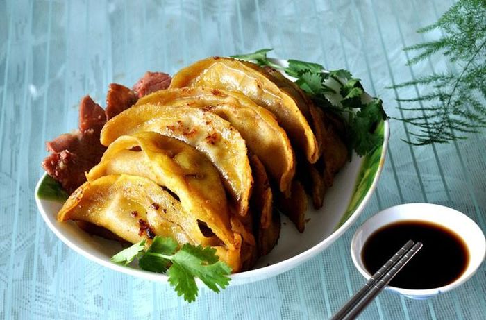 Bánh bao nhân thịt bò chiên. Bánh bao không quá xa lạ với người dân Việt Nam, Trung Quốc. Vậy nhưng, bánh bao nhân thịt bò chiên tại Nam Kinh lại được chế biến hoàn toàn khác biệt.