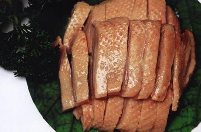Thời điểm này, vịt thường nhiều thịt, ít mỡ và các thớ thịt chắc nịch. Người đầu bếp sẽ chọn ra những con vịt ngon nhất, làm sạch, xát muối khử mùi hôi rồi tiến hành ướp chúng trong hỗn hợp nước sốt khoảng 2 giờ để gia vị ngấm sâu vào mọi ngõ ngách. Khi ăn, vịt sẽ được hấp chín để có được hương vị thơm ngon, lôi cuốn kỳ lạ. 