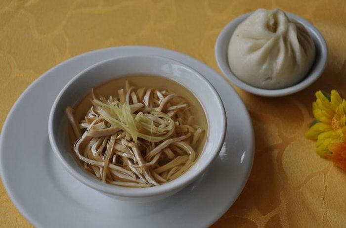 Gansi. Các nguyên liệu để làm nên món ăn gồm đậu hũ, gà, giăm bông, măng và tôm bóc vỏ. Tất cả đều được thái nhỏ, mỏng khoảng 1mm, chế biến thành món súp với mùi hương quyến rũ. 