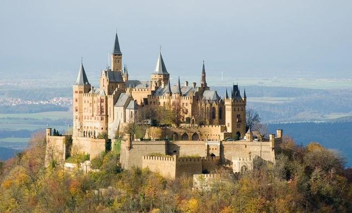 Đây là lâu đài đầu tiên của dòng họ Hohenzollern. Nhánh Phổ của họ Hohenzollern ảnh hưởng lớn đến lịch sử Đức. Từ một dòng họ bá tước nhỏ ở vùng Schwaben, họ đã vươn lên trở thành một thế lực lớn ở châu Âu. 
