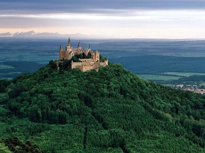 Hohenzollern được nhắc đến lầu đầu tiên năm 1267 trong một văn kiện của tu viện Stetten. 